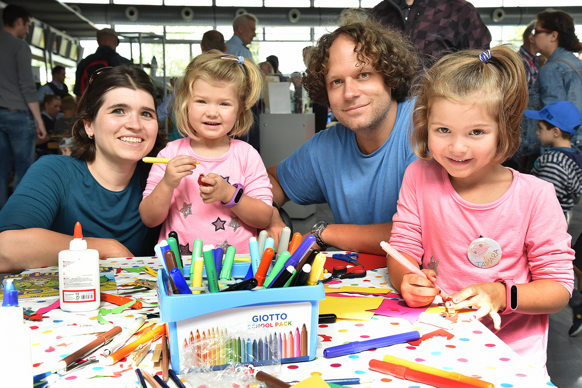 Familie malt an der Station ein Bild