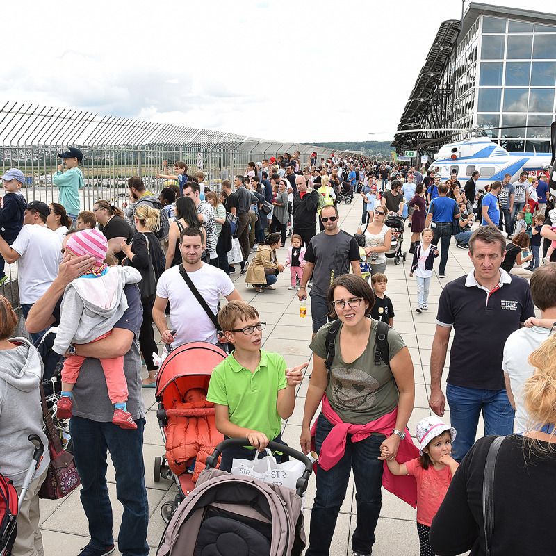 Viele Familien sind auf der Besucherterrasse unterwegs