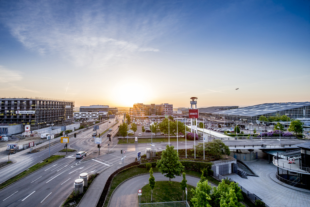 Blick auf die Airportcity bei Sonnenaufgang