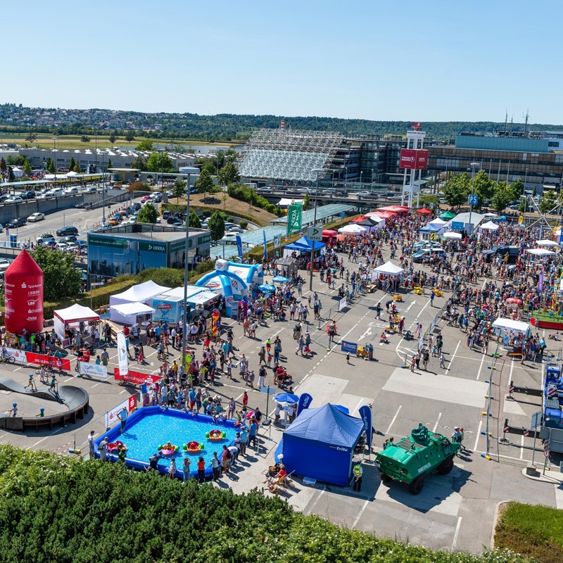 Luftbild mit Blick über das Gelände des Kinderfestes