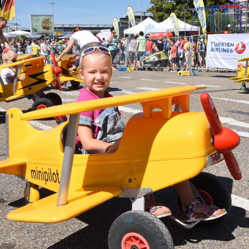 Mädchen fährt mit einem Miniflugzeug