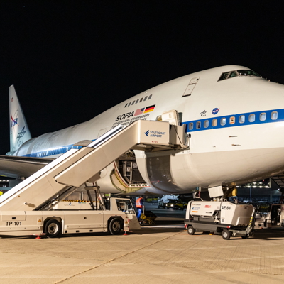 Forschungsflugzeug steht bei Nacht auf dem Vorfeld