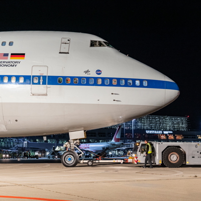 Forschungsflugzeug wird an Schlepper angehängt