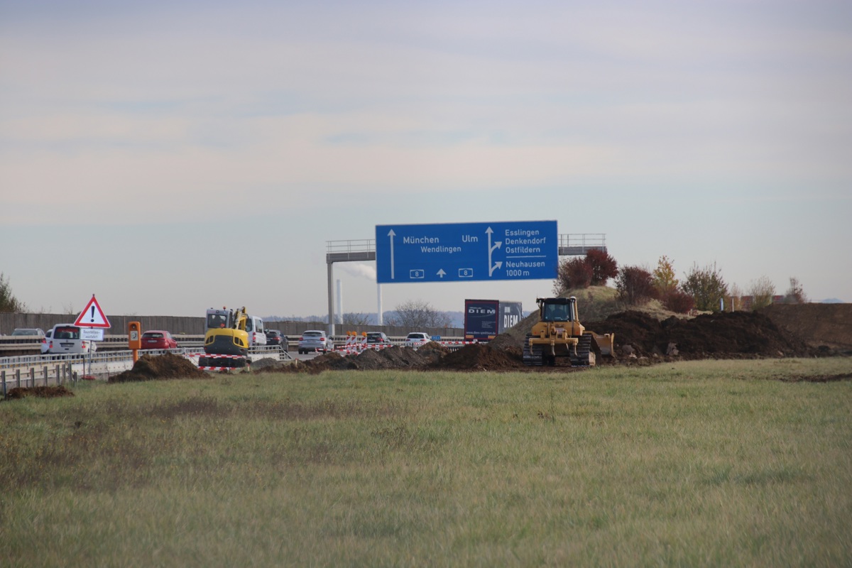 Blick auf Autobahn und Baustelle neben der Autobahn