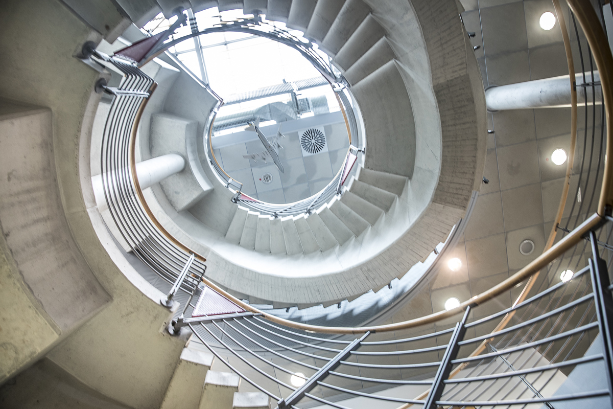 Blick von unten nach oben auf Wendeltreppe im Treppenhaus