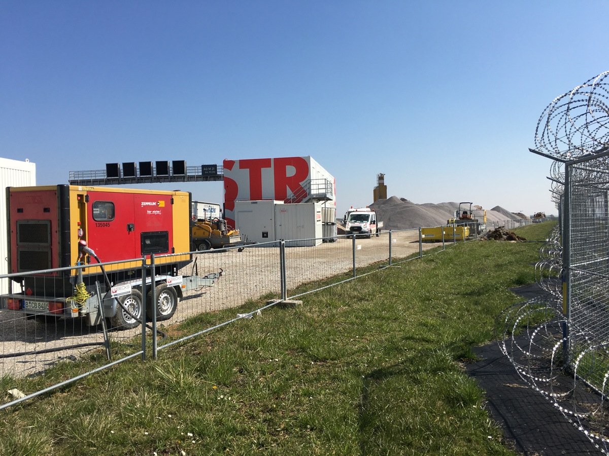 Teil der Baustelle mit Fahrzeugen und Containern