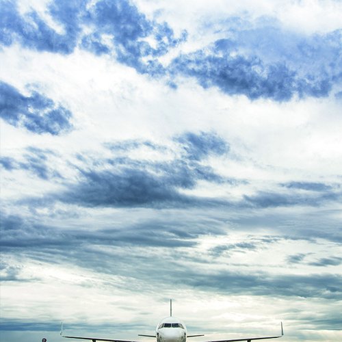 Taxiway mit Himmel