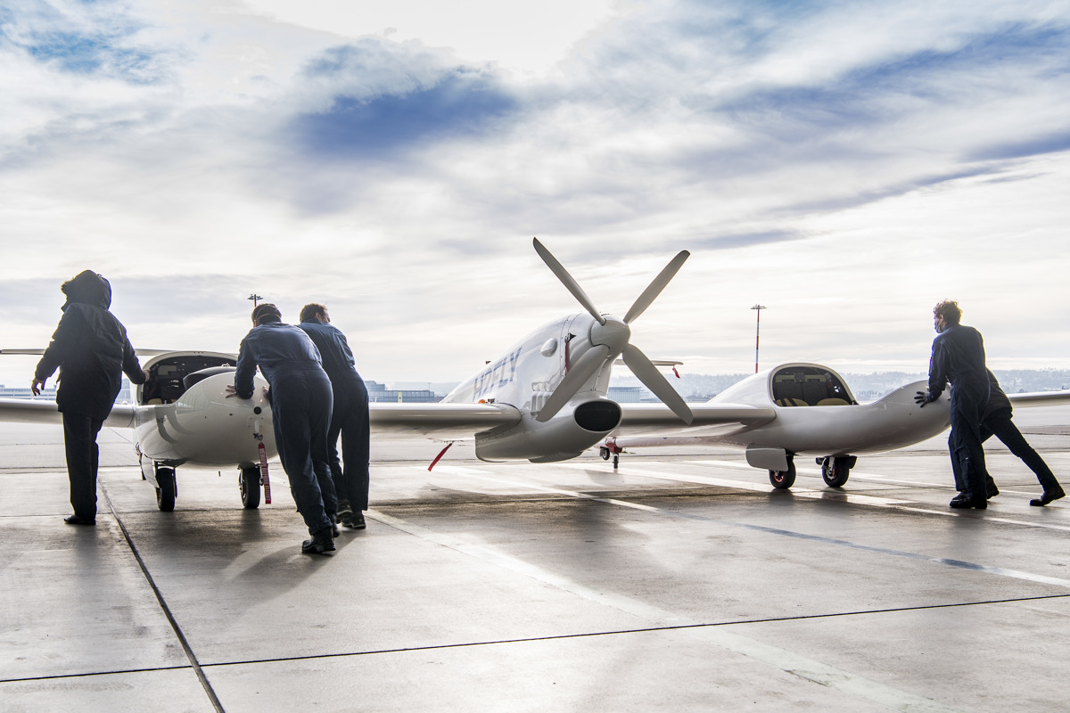 Fünf Mitarbeiter des Flugzeugentwicklers H2FLY schieben das Wasserstoffbrennstoffzellen-Flugzeug Hy4 an.