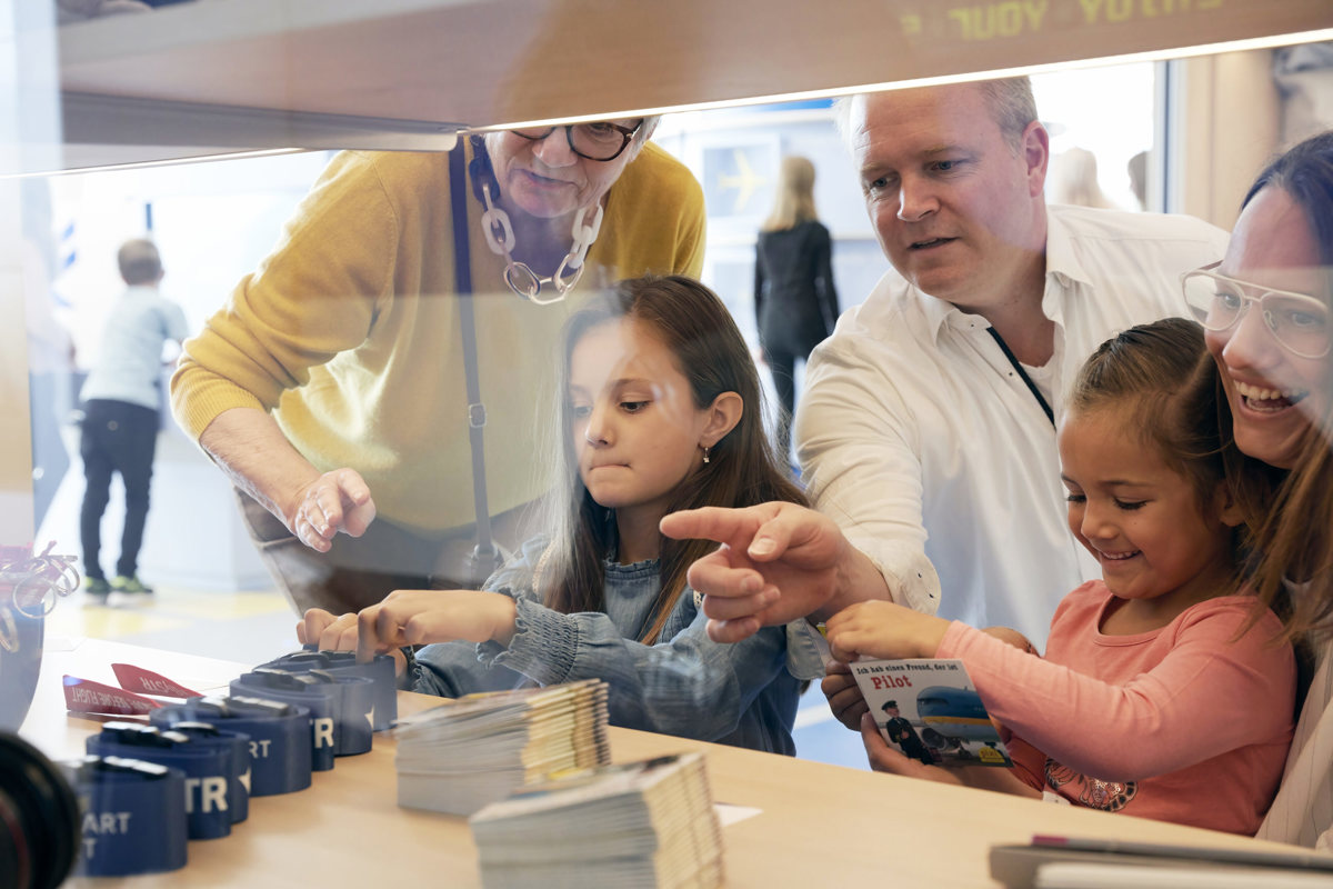 Familie schaut sich die Produkte im Shop des Besucherzentrums SkyLand an