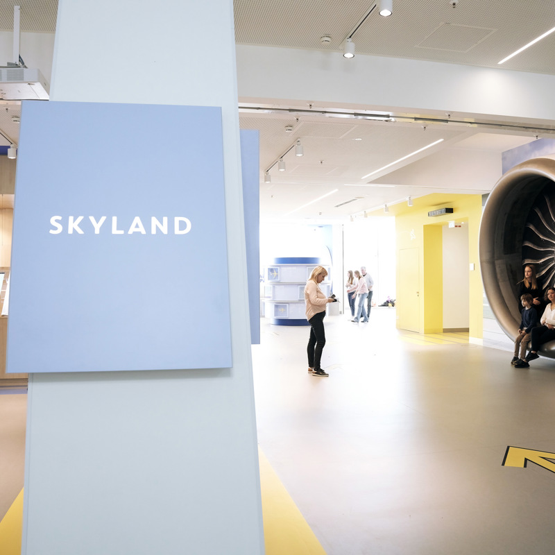 Blick ins Besucherzentrum SkyLand mit Turbine und Infocounter