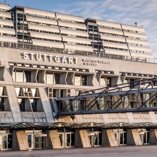 Terminal 1 mit Schriftzug Manfred Rommel Airport