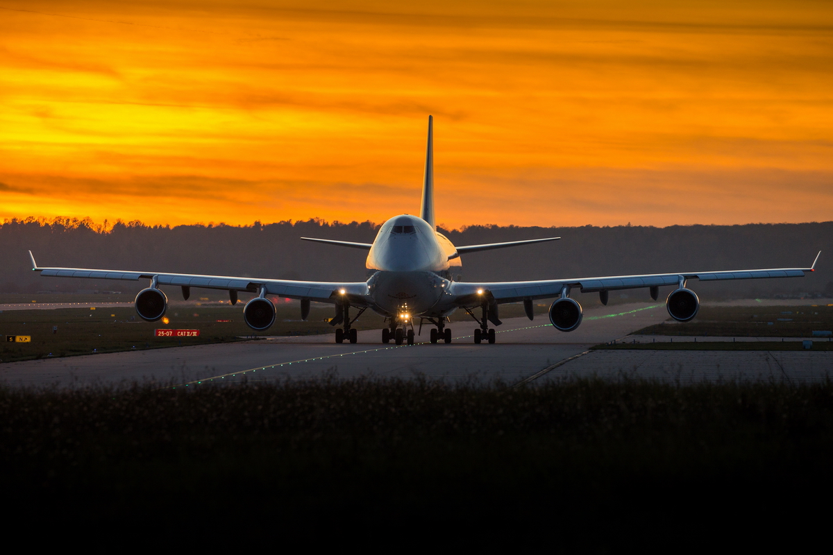 Großes Frachtflugzeug rollt zur Startbahn