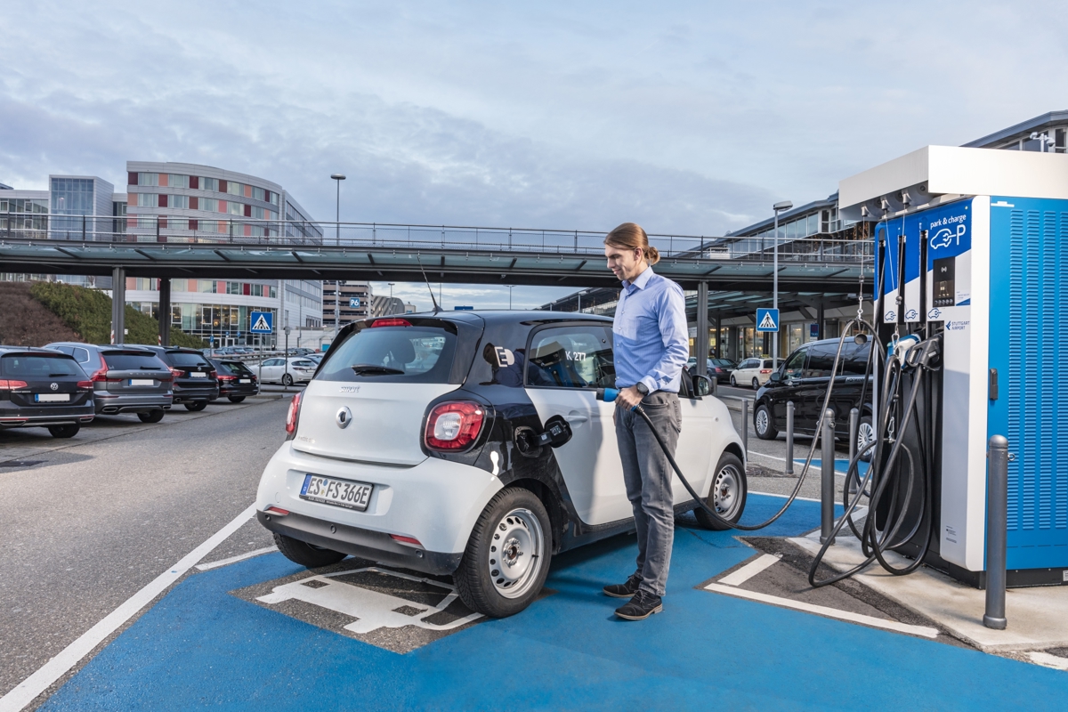 Studierender Bachelor of Engineering Umwelt und Energie steht vor E-Auto 