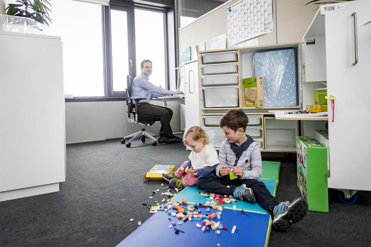 Die Kinder eines Mitarbeiters spielen im Büro am Flughafen Stuttgart