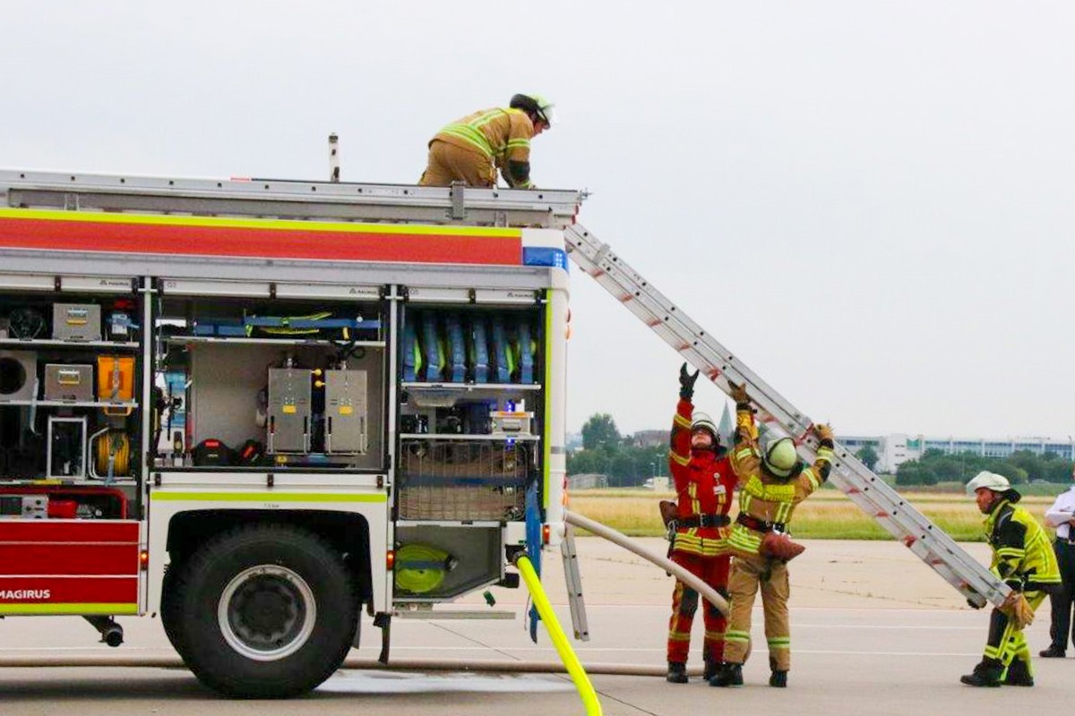 Angehende Werkfeuerwehrmänner am Flughafen Stuttgart bei der Abschlussprüfung