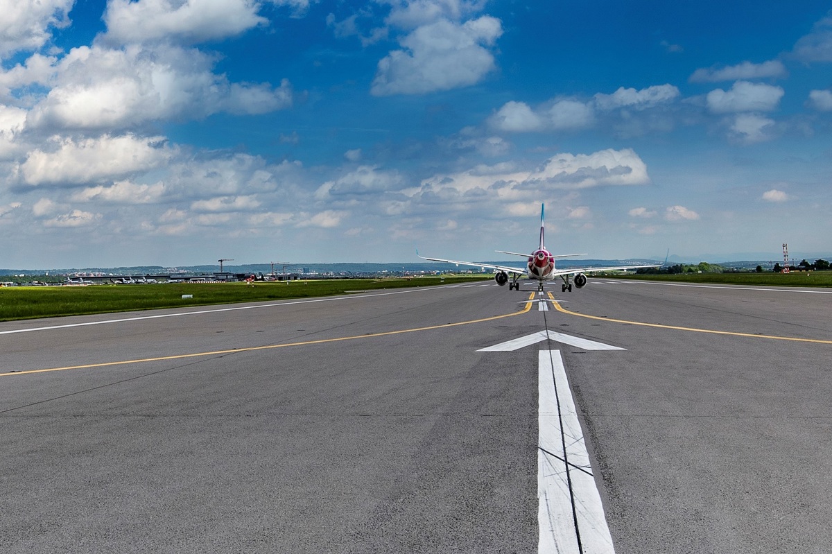 Eurowings-Flugzeug auf der Start- und Landebahn