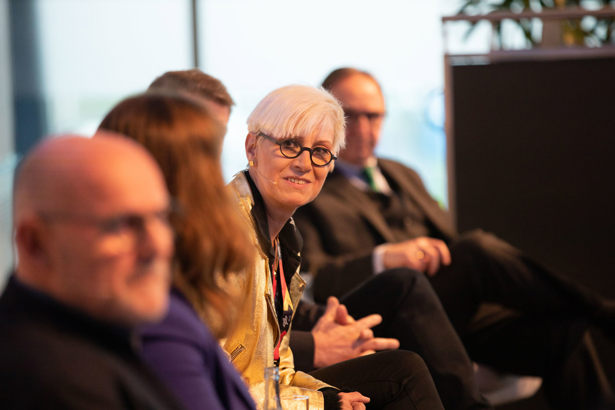 Prof. Dr. Anke Kaysser-Pyzalla spricht beim fairport-Forum 2023 am Flughafen Stuttgart