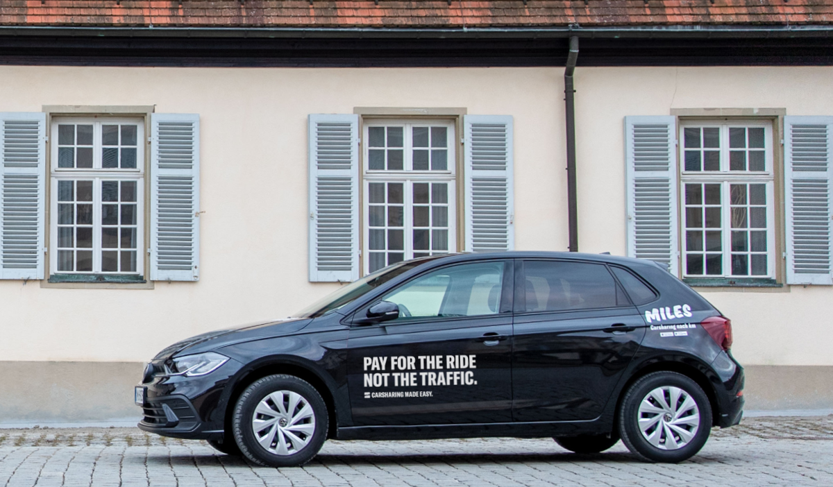 Ein Miles Carsharing-Auto parkt vor einem Gebäude.