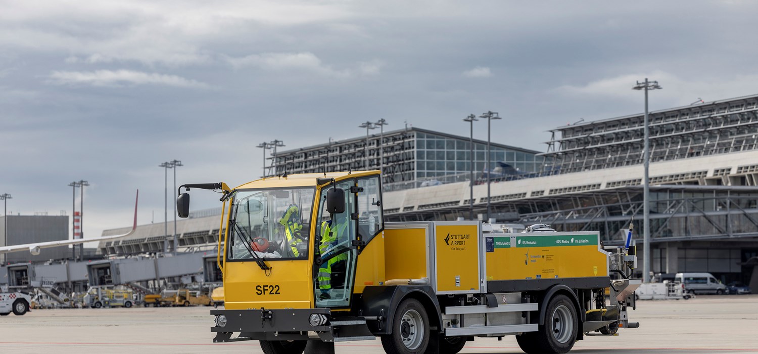 Ein elektrischer Abpumpwagen wird an ein Flugzeug angeschlossen.