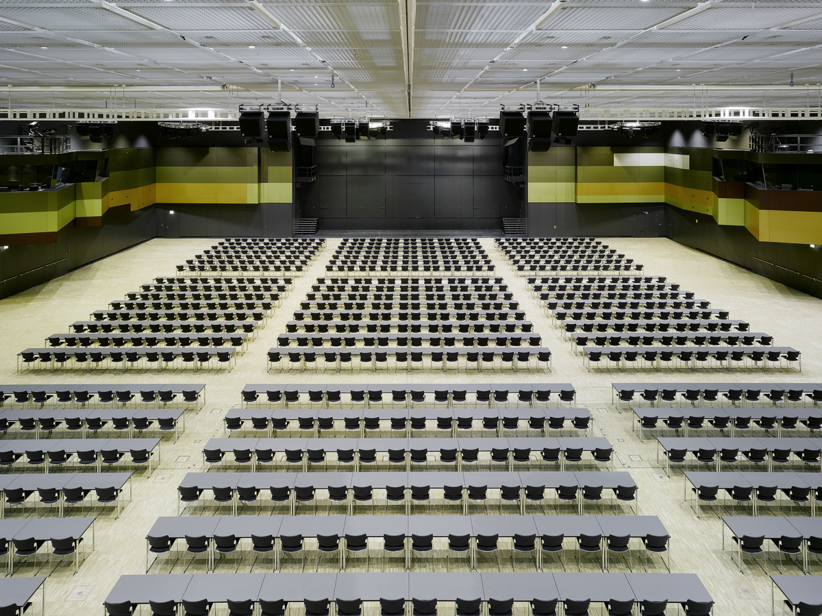 Bestuhlter Saal im Kongresszentrum