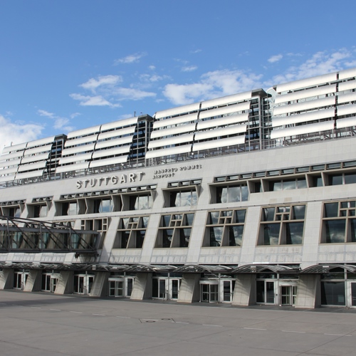 Blick vom Vorfeld auf das Gebäude des Terminal 1