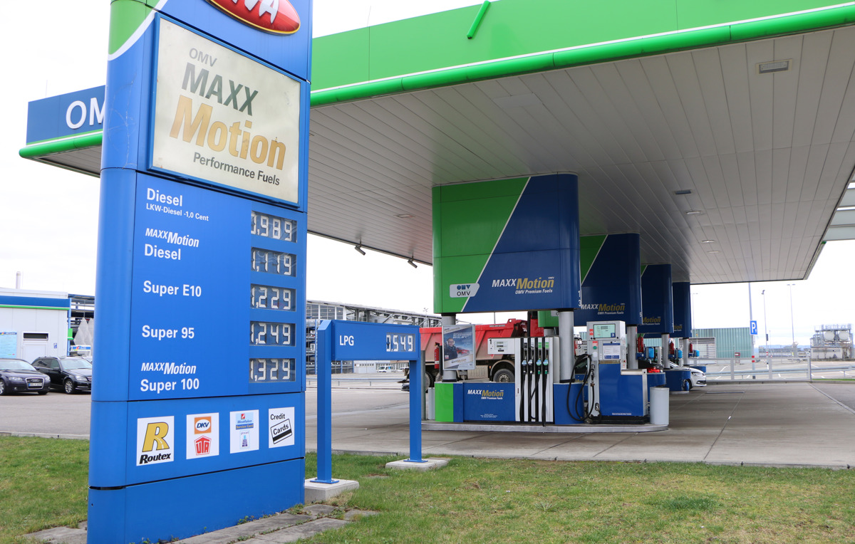 Tankstelle am Flughafen mit Preistafel und Zapfsäulen